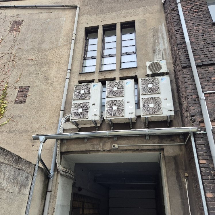 Dachrinnenmontage und Ausrichtung des Gefälles an einem Bestandsgebäude in Duisburg