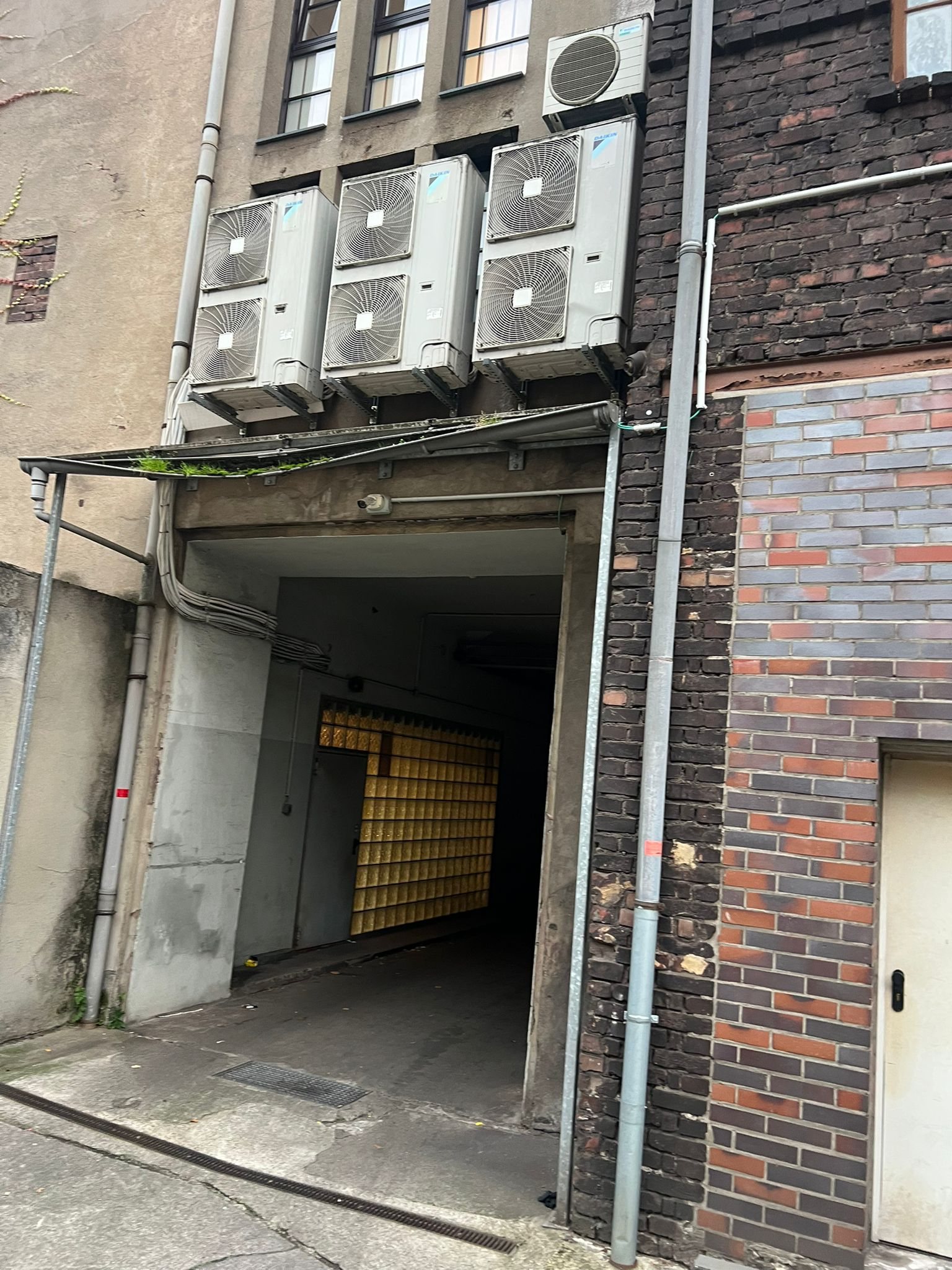 Dachrinnen erneuert und Gefälle fachgerecht ausgerichtet in Duisburg