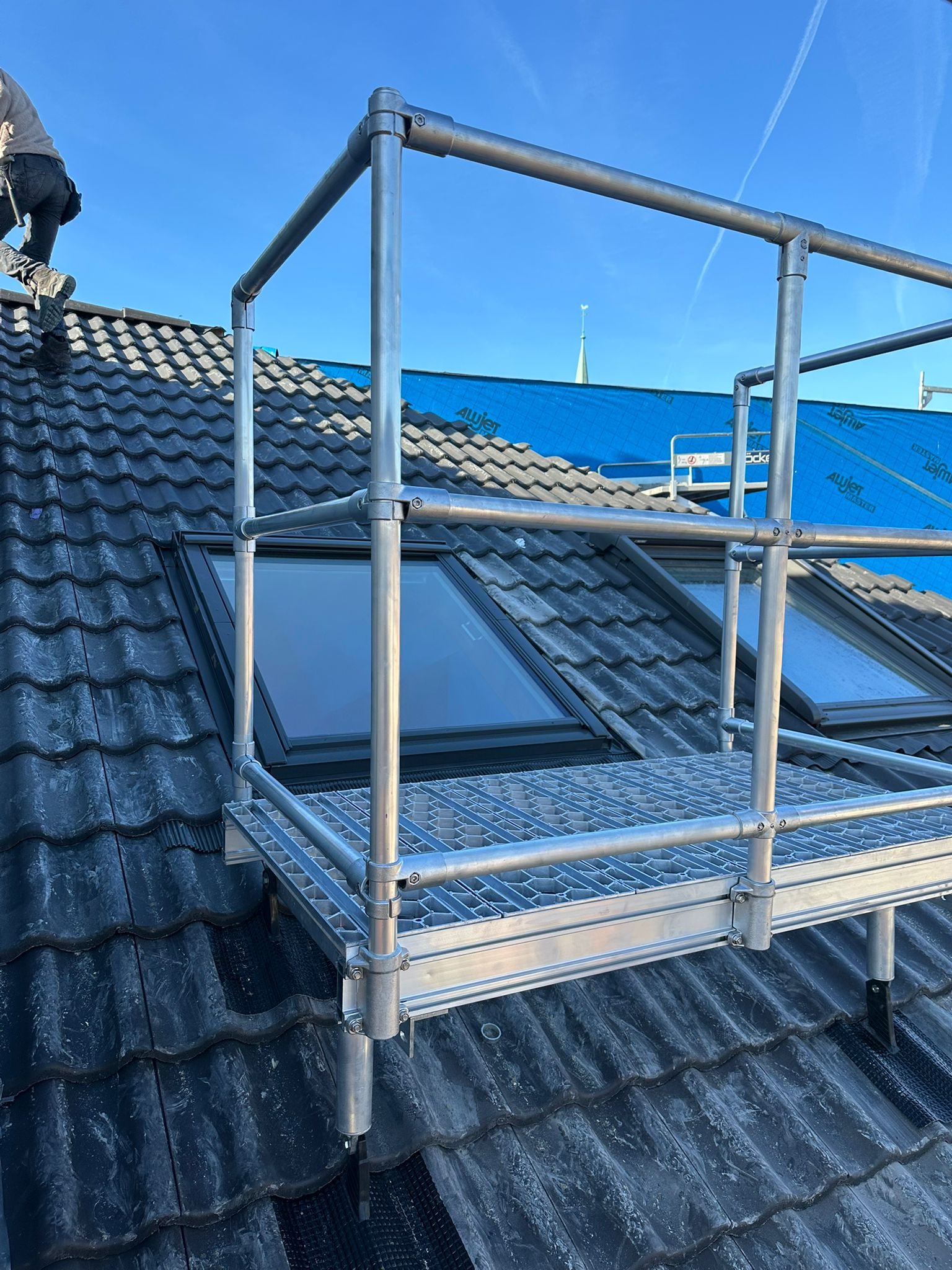 Dachfenster mit eingerichteter Zugangs- und Arbeitsplattform