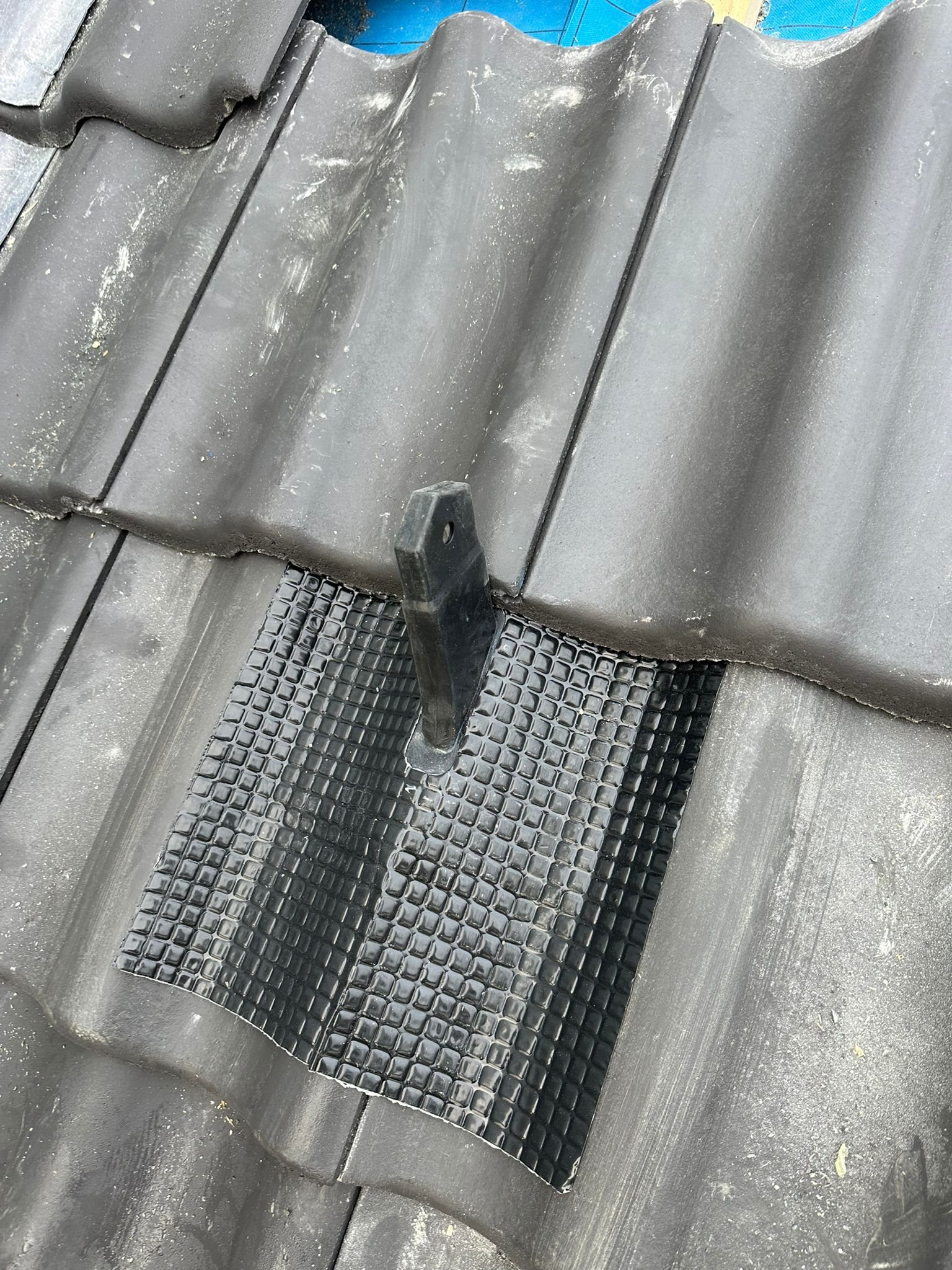 Notausstieg in die Dachfläche am Dachfenster integriert