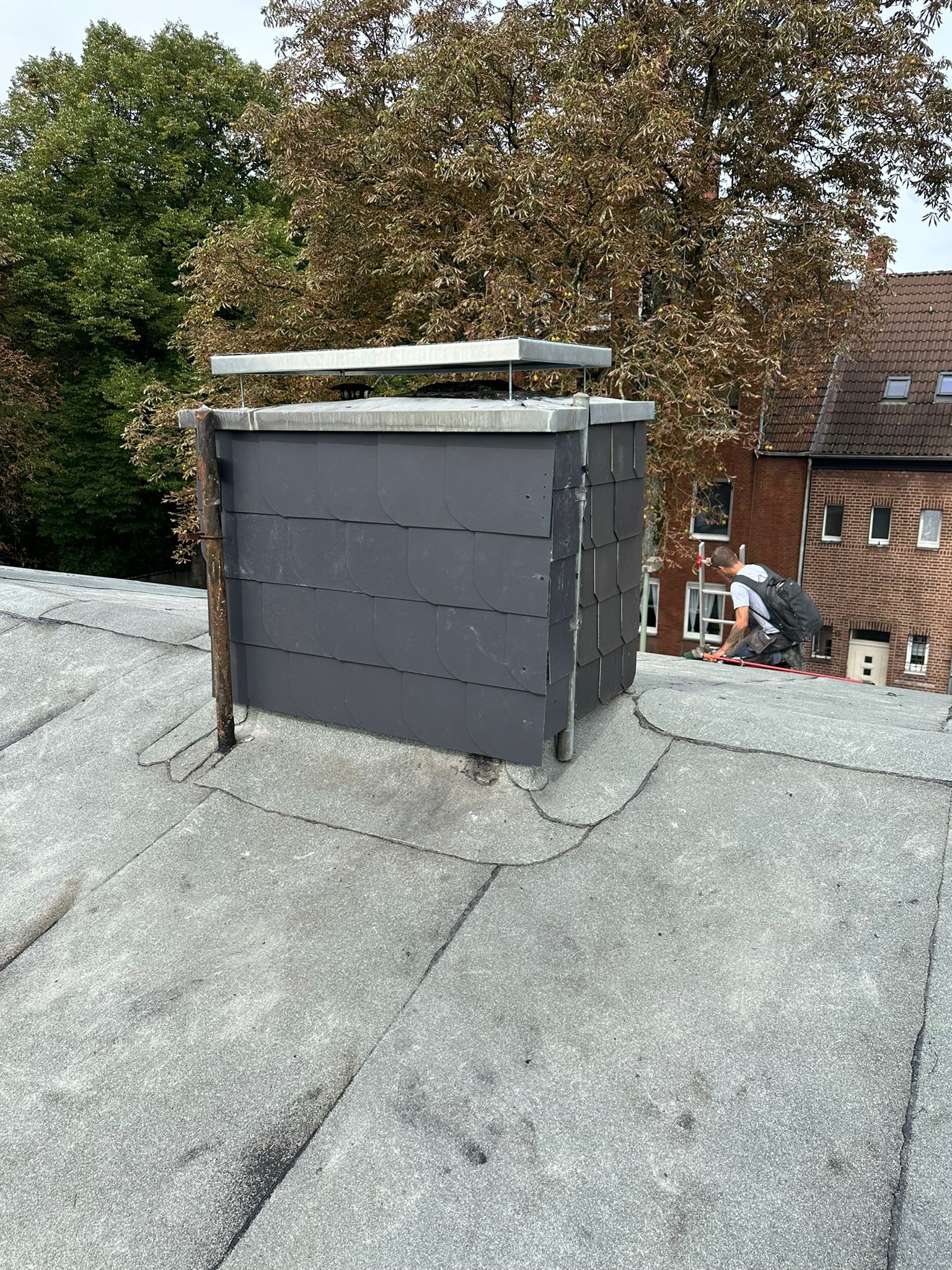 Kaminaufbau auf Flachdach mit Anschlussbereich zur Abdichtung