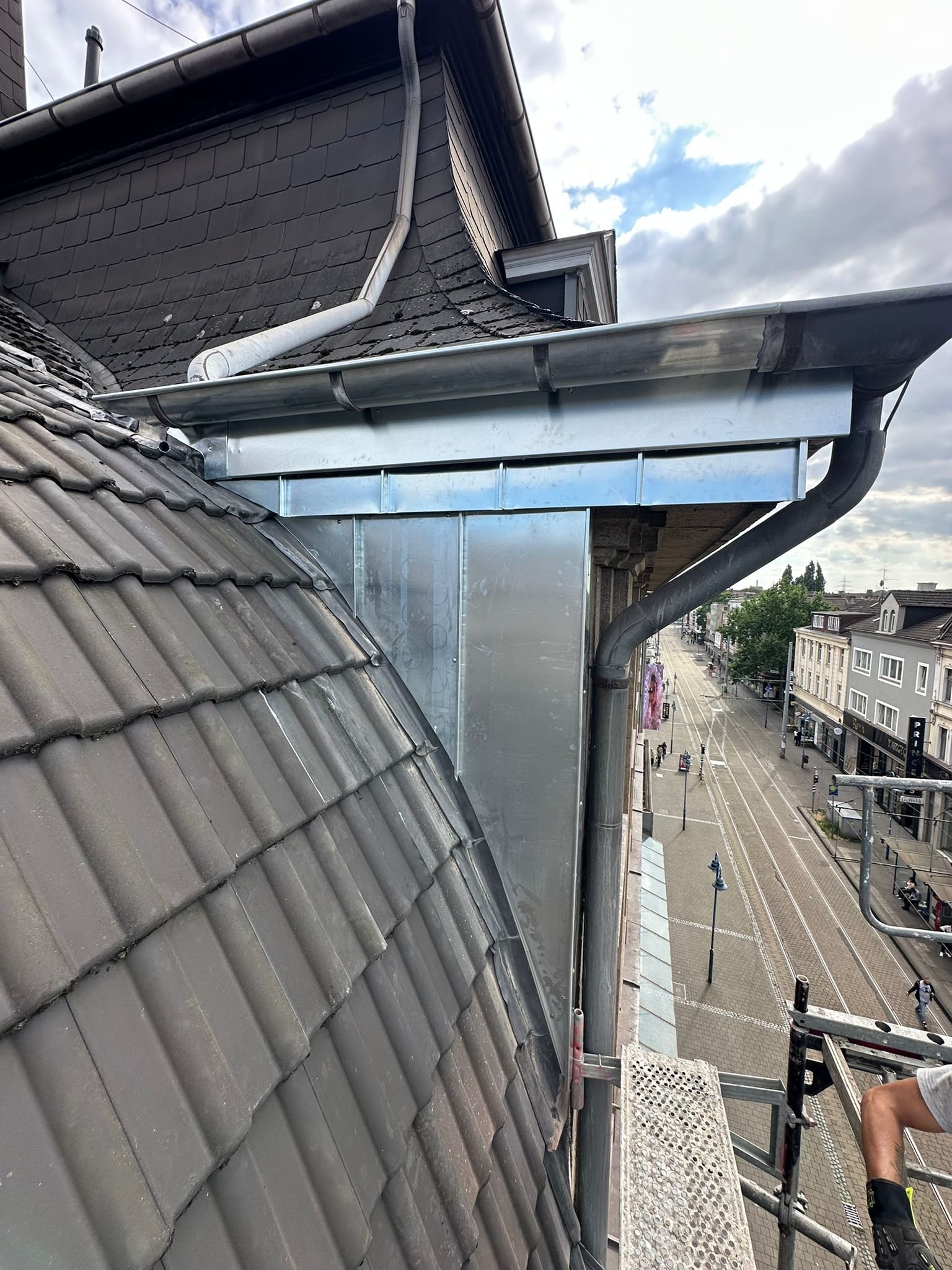 Dachsanierung mit Wasserschadenortung und Dachrinnenanschluss in Duisburg