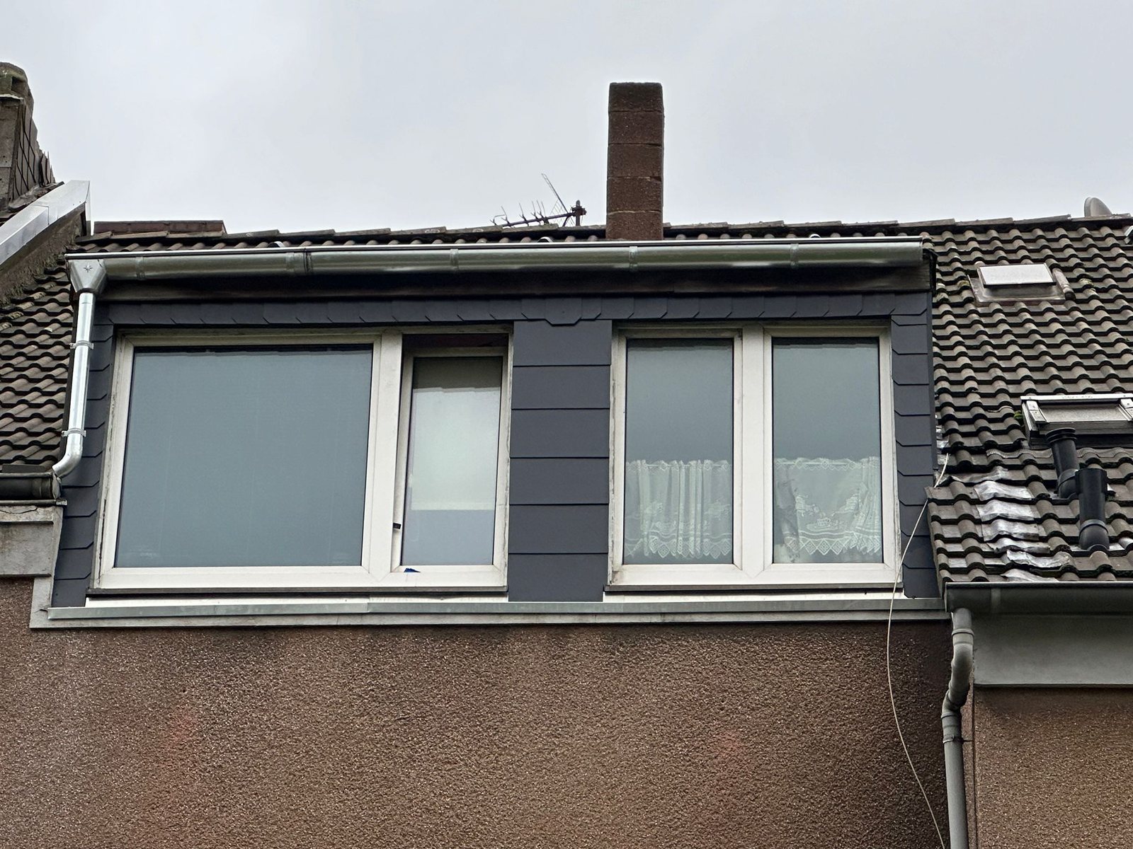 Erneuerte Dachgaubenverkleidung mit Faserzementplatten am Dach in Duisburg