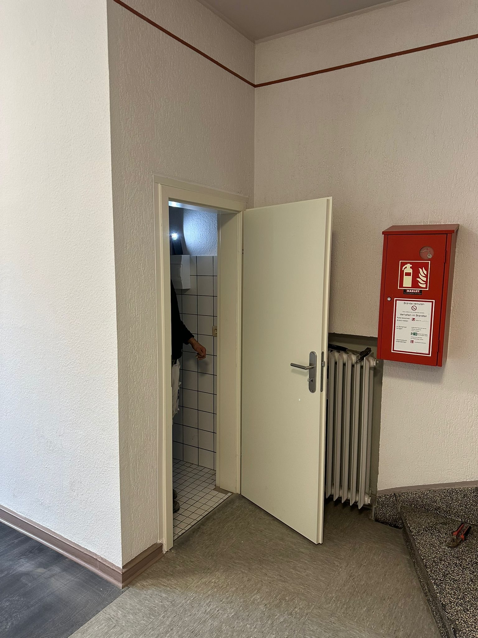 Türzarge mit Türblatt erneuert und Malerarbeiten ausgeführt