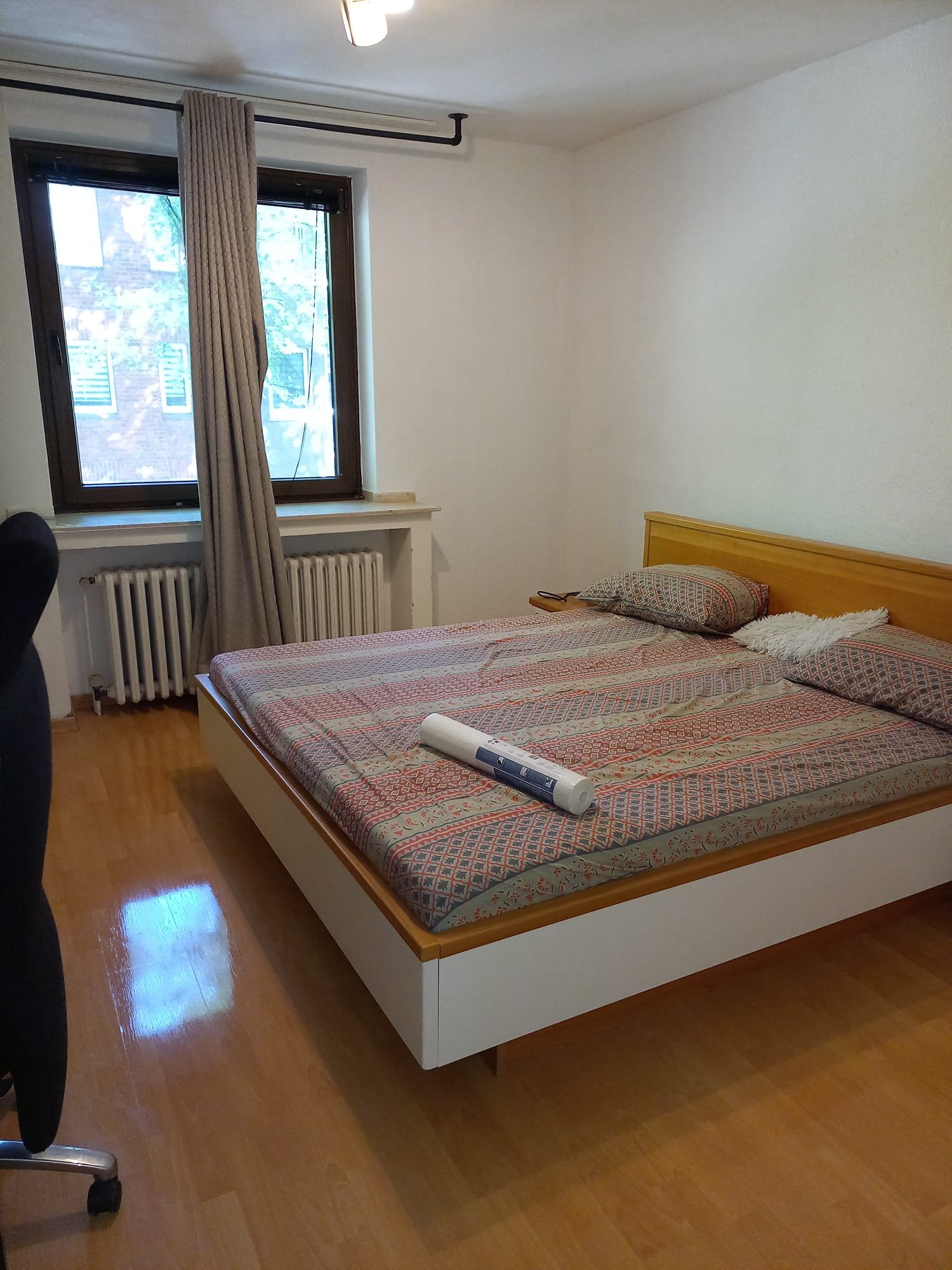 Wiederhergestellter Wohnraum in Oberhausen mit sauberer Wandfläche und Bettbereich