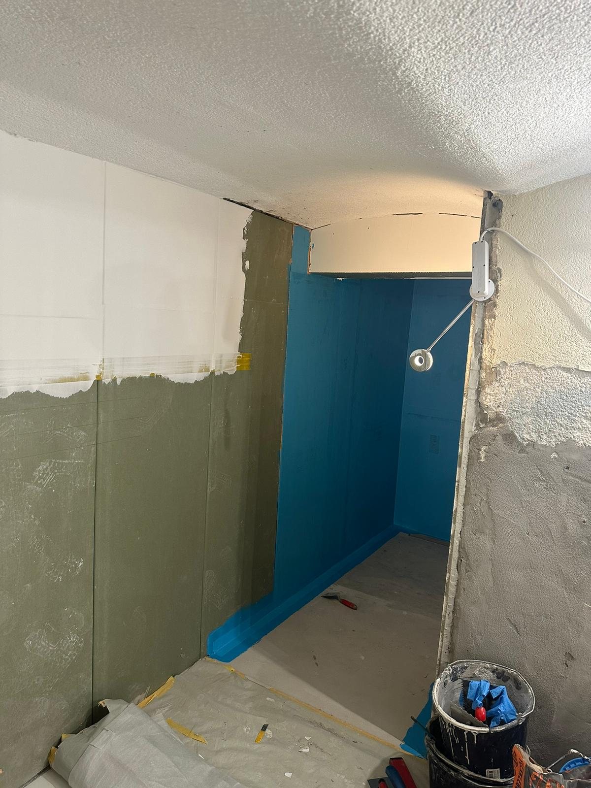 Vorbereiteter Nassbereich mit Abdichtung und Untergrundbearbeitung im Badezimmer