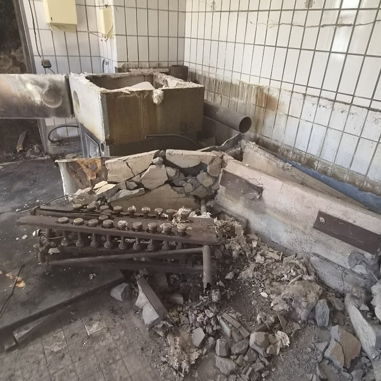 Rückbau im Sanitärbereich mit freigelegter Technik und entfernten Bauteilen